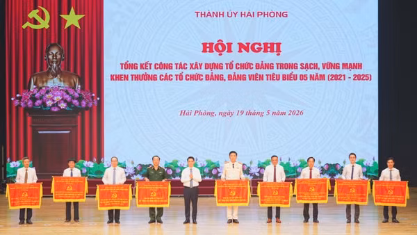Thường trực Thành ủy Hải Phòng trao Cờ cho các tổ chức đảng hoàn thành xuất sắc nhiệm vụ giai đoạn 2021-2025.