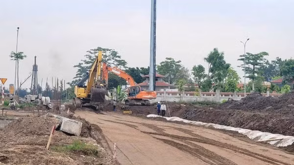 Dự án tuyến đường từ Khu đô thị Bắc sông Cấm đến Khu công nghiệp VSIP - đảo Vũ Yên (Hải Phòng) đang được thi công. (Ảnh: HẢI MINH)