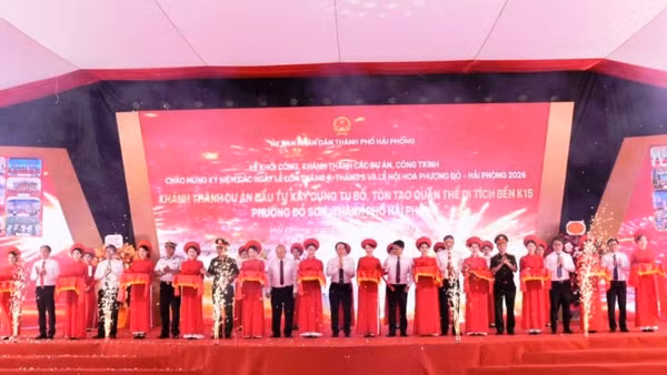 Các đại biểu thực hiện nghi thức khánh thành Dự án đầu tư xây dựng, tu bổ, tôn tạo quần thể di tích Bến K15, phường Đồ Sơn. 