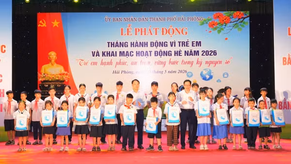 Trao tặng học bổng cho các em học sinh vượt khó vươn lên tại chương trình.