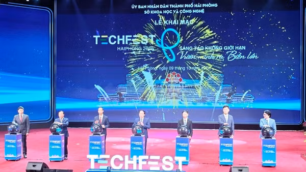 Các đại biểu thực hiện nghi thức khai mạc Techfest Hải Phòng 2025.