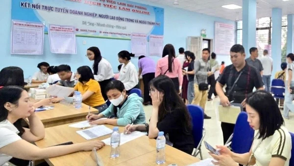 Một phiên giao dịch việc làm định kỳ tại Trung tâm dịch vụ việc làm Hải Phòng được tổ chức theo hình thức trực tiếp phối hợp trực tuyến (qua livestream). (Ảnh: HUY ĐẠI)