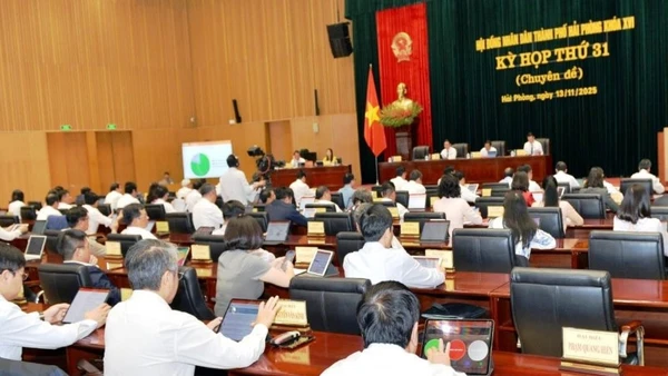 Các đại biểu Hội đồng nhân dân thành phố Hải Phòng khóa XVI biểu quyết thông qua các nghị quyết tại kỳ họp thứ 31.