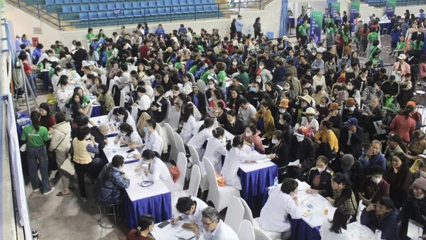 Trong Ngày hội “Sống khỏe mỗi ngày 2025” tại Hải Phòng, hơn 1.000 người dân thành phố đã được khám sức khỏe và sàng lọc bệnh tiêu hóa miễn phí. (Ảnh: HOÀNG HẰNG)