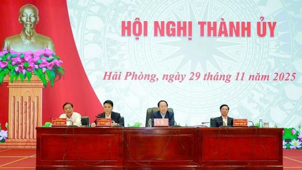 Các đồng chí Thường trực Thành ủy Hải Phòng chủ trì Hội nghị.