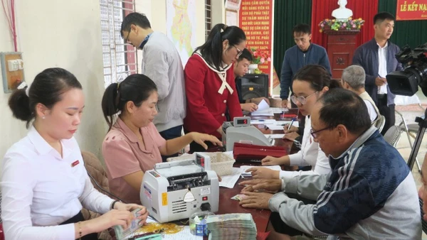 Xã Kiến Hải (Hải Phòng) phối hợp Ban Quản lý dự án khu vực Kiến Thụy tổ chức chi trả kinh phí giải phóng mặt bằng phục vụ Dự án đầu tư xây dựng tuyến đường sắt Lào Cai-Hà Nội-Hải Phòng. (Ảnh: HỒNG NHUNG)