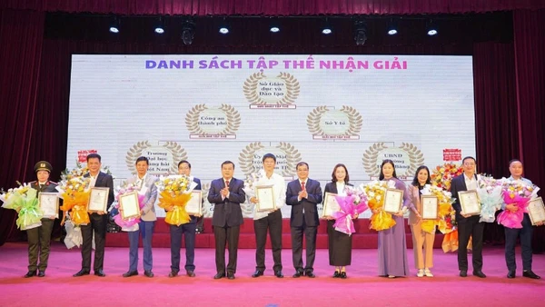 Ban tổ chức Cuộc thi “Tìm hiểu pháp luật trực tuyến năm 2025” trên địa bàn thành phố Hải Phòng trao giấy chứng nhận cho các tập thể xuất sắc nhất cuộc thi.