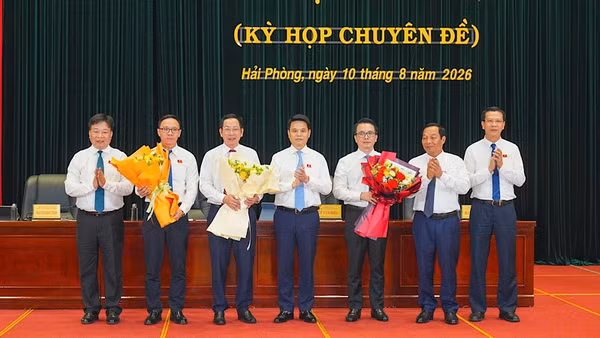 Bí thư Thành ủy Hải Phòng Lê Ngọc Châu và Thường trực Hội đồng nhân dân thành phố chúc mừng các đồng chí được bầu bổ sung các chức danh tại kỳ họp. (Ảnh: ĐÀM THANH)