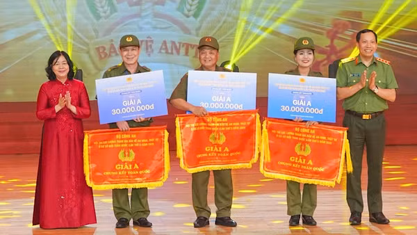 Đồng chí Bùi Thị Minh Hoài, Ủy viên Bộ Chính trị, Bí thư Trung ương Đảng, Chủ tịch Ủy ban Trung ương Mặt trận Tổ quốc Việt Nam và lãnh đạo Bộ Công an trao giải A cho các đội thi. (Ảnh: ĐÀM THANH)