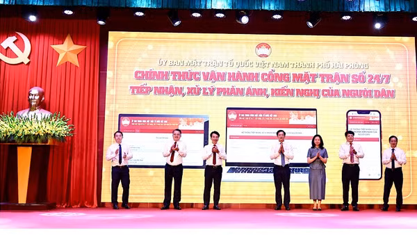 Các đại biểu thực hiện nghi thức khai trương, chính thức vận hành Cổng Mặt trận số 24/7 thành phố Hải Phòng.