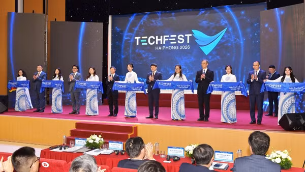 Các đại biểu thực hiện nghi thức khai mạc Techfest HaiPhong 2026 với chủ đề “Hội tụ trí tuệ-Vươn khơi đổi mới”. (Ảnh: XUÂN TRƯỜNG)