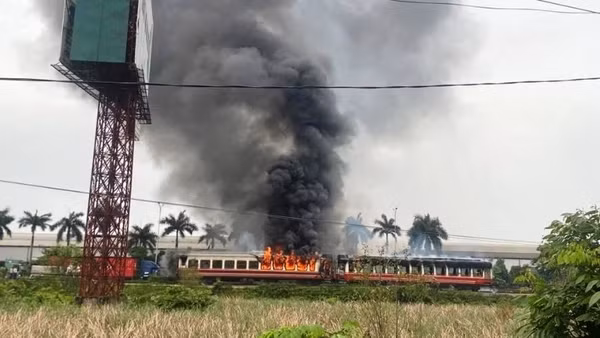 Hình ảnh toa tàu bốc cháy.