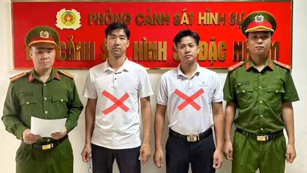 Các đối tượng: Vũ Tùng Lâm và Nguyễn Văn Tài tại Cơ quan Công an thành phố Hải Phòng. (Ảnh: Công an Hải Phòng)