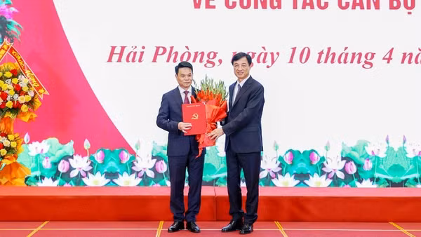 Đồng chí Nguyễn Duy Ngọc trao quyết định của Bộ Chính trị chuẩn y đồng chí Lê Ngọc Châu giữ chức Bí thư Thành ủy Hải Phòng nhiệm kỳ 2025-2030.