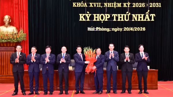 Đồng chí Lê Ngọc Châu, Ủy viên Trung ương Đảng, Bí thư Thành ủy, Trưởng Đoàn đại biểu Quốc hội thành phố Hải Phòng chúc mừng các đồng chí được bầu giữ các chức danh của Hội đồng nhân dân thành phố Hải Phòng khóa XVII, nhiệm kỳ 2026-2031. 