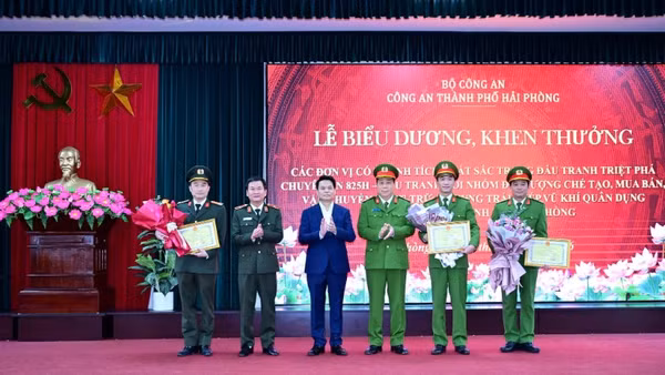 Đồng chí Lê Ngọc Châu, Ủy viên Trung ương Đảng, Chủ tịch Ủy ban nhân dân thành phố Hải Phòng và lãnh đạo Công an thành phố Hải Phòng khen thưởng Phòng Cảnh sát hình sự cùng các đơn vị tham gia chuyên án. (Ảnh: Công an thành phố Hải Phòng)