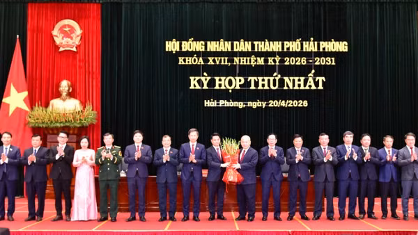 Đồng chí Bí thư Thành ủy Hải Phòng Lê Ngọc Châu chúc mừng các đồng chí được bầu giữ các chức danh Ủy ban nhân dân thành phố nhiệm kỳ 2026-2031.