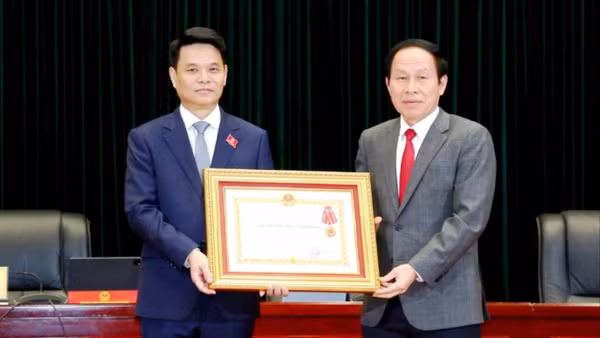 Phó Thủ tướng Chính phủ Lê Tiến Châu trao Huân chương Lao động hạng Nhì cho đồng chí Lê Ngọc Châu, Bí thư Thành ủy, Trưởng Đoàn đại biểu Quốc hội thành phố Hải Phòng.