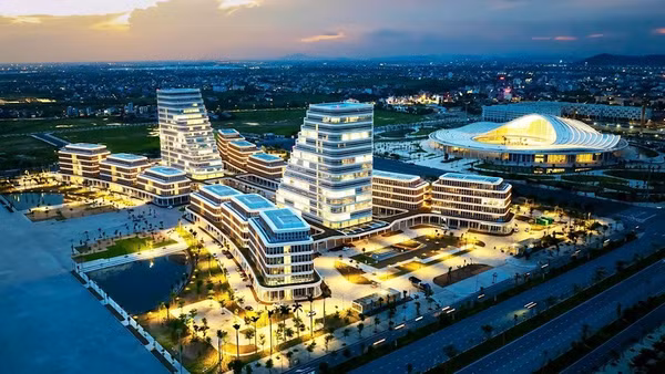 Lễ hội Hoa phượng đỏ-Hải Phòng 2026 được khai mạc tại Quảng trường Trung tâm Chính trị-Hành chính thành phố. (Ảnh: ĐỨC NGHĨA)