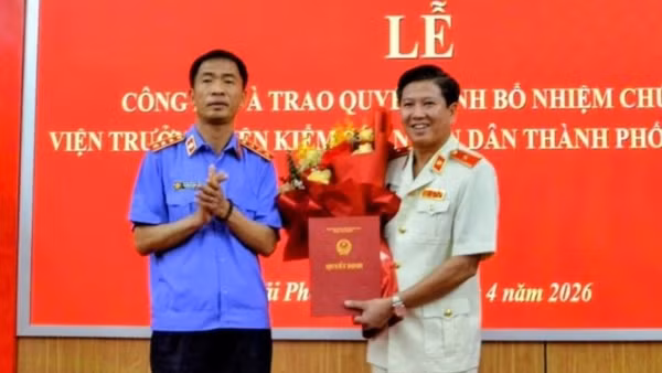 Phó Viện trưởng Viện Kiểm sát nhân dân tối cao Nguyễn Duy Giảng trao quyết định cho đồng chí Đoàn Anh Phương.