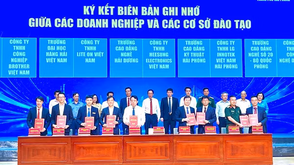 Ký kết biên bản ghi nhớ hợp tác đào tạo giữa các trường và doanh nghiệp.