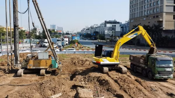 Thành phố Hải Phòng hiện đang triển khai thi công xây dựng nhiều công trình, dự án trọng điểm ngành giao thông vận tải. (Ảnh: nút giao thông Bùi Viện-Lê Hồng Phong đang được thi công).