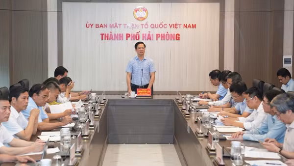 Chủ tịch Ủy ban Mặt trận Tổ quốc Việt Nam thành phố Hải Phòng Phạm Văn Lập chủ trì buổi làm việc.