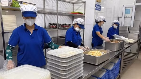 Bếp ăn của Trường tiểu học Nguyễn Tri Phương, phường Hồng Bàng (Hải Phòng) được vận hành theo quy trình một chiều. (Ảnh: HẢI PHONG)