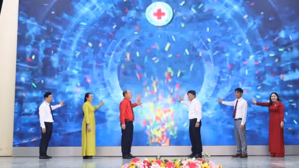 Các đại biểu thực hiện nghi thức phát động Tháng Nhân đạo năm 2026.