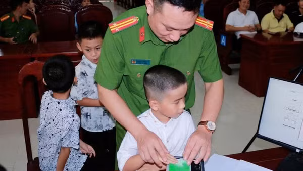 Công an Hải Phòng thực hiện các bước quy trình cấp tài khoản định danh điện tử mức độ 2 cho công dân từ 6 đến dưới 14 tuổi. (Ảnh: Công an Hải Phòng)