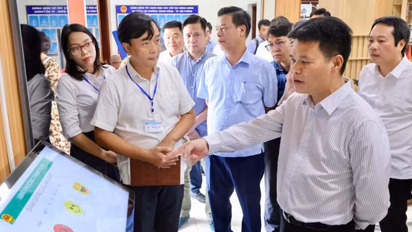 Đồng chí Bí thư Thành ủy Hải Phòng Lê Ngọc Châu kiểm tra tại Trung tâm phục vụ hành chính công phường Thành Đông (Hải Phòng). (Ảnh tư liệu: Nguyễn Hương)