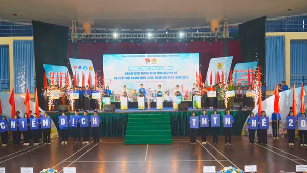 Các đại biểu thực hiện nghi thức Lễ ra quân Chiến dịch thanh niên tình nguyện hè và Ngày hội thanh niên công nhân vui khỏe năm 2026.