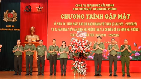 Lãnh đạo Công an thành phố Hải Phòng tặng hoa chúc mừng kỷ niệm 35 năm Báo An ninh Hải Phòng xuất bản số báo đầu tiên.