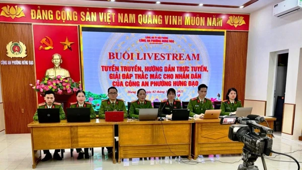 Công an phường Hưng Đạo (Hải Phòng) tổ chức buổi livestream hướng dẫn thủ tục hành chính, phổ biến kiến thức pháp luật và giải đáp trực tuyến mọi vướng mắc của người dân. (Ảnh: Công an Hải Phòng)