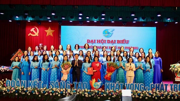 Chủ tịch Hội Liên hiệp Phụ nữ Việt Nam Nguyễn Thị Tuyến và lãnh đạo thành phố Hải Phòng trao Quyết định, tặng hoa chúc mừng Ban Chấp hành Hội Liên hiệp Phụ nữ thành phố Hải Phòng khóa I, nhiệm kỳ 2025-2030.