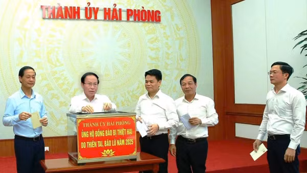 Các đồng chí Thường trực Thành ủy Hải Phòng ủng hộ đồng bào bị thiệt hại do thiên tai, bão lũ. (Ảnh: DUY THÍNH)