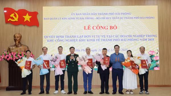Đại diện các Ban Chỉ huy Quân sự tại doanh nghiệp trong khu công nghiệp, khu kinh tế trên địa bàn thành phố Hải Phòng nhận quyết định thành lập.