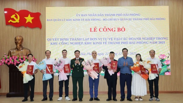 Đại diện các Ban Chỉ huy Quân sự tại doanh nghiệp trong khu công nghiệp, khu kinh tế trên địa bàn thành phố Hải Phòng nhận quyết định thành lập.