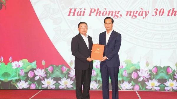 Đồng chí Hoàng Văn Trà, Phó Chủ nhiệm Ủy ban Kiểm tra Trung ương trao Quyết định cho đồng chí Nguyễn Anh Tuấn.