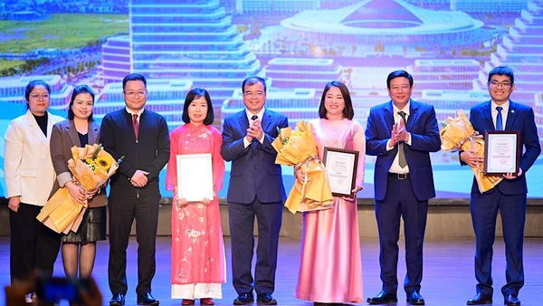 Trao giải cho tác giả, tác phẩm đoạt giải A Giải báo chí “Vì một Hải Phòng phát triển lần VII với chủ đề: Hải Phòng - Thành phố thân thiện.