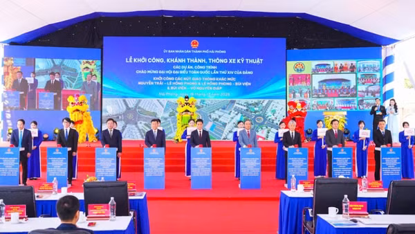 Các đại biểu thực hiện nghi thức khởi công 3 dự án đầu tư xây dựng nút giao thông khác mức đường Lê Hồng Phong-Nguyễn Trãi, Bùi Viện-Lê Hồng Phong và Bùi Viện-Võ Nguyên Giáp (Hải Phòng).