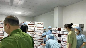 Lực lượng chức năng khám xét kho hàng của Công ty Z Holding. (Ảnh: Công an cung cấp)