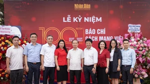 Báo Nhân Dân đón nhận những tình cảm tốt đẹp của các cơ quan, đơn vị nhân kỷ niệm 100 năm Ngày Báo chí Cách mạng Việt Nam. (Ảnh: SƠN TÙNG)