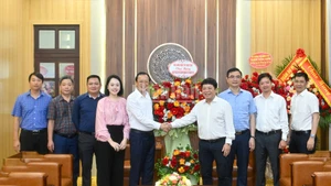 Sáng 18/6, Báo Nhân Dân vinh dự và vui mừng được đón tiếp các cơ quan, đơn vị Trung ương và địa phương tới thăm và chúc mừng nhân dịp kỷ niệm 100 năm Ngày Báo chí Cách mạng Việt Nam. (Ảnh: THỦY NGUYÊN)