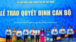 Ủy ban nhân dân Thành phố đã công bố và trao 151 quyết định bổ nhiệm Giám đốc, Phó Giám đốc các sở, ngành là cơ quan chuyên môn của Thành phố.