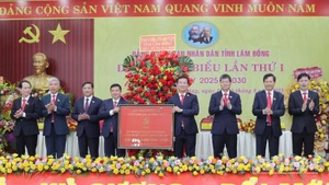 Bí thư Tỉnh ủy Lâm Đồng Y Thanh Hà Niê Kđăm tặng bức trướng của Ban Chấp hành Đảng bộ tỉnh Lâm Đồng chúc mừng đại hội.