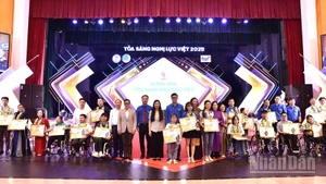 Đại diện Trung ương Đoàn, Trung ương Hội Liên hiệp Thanh niên Việt Nam và các ban, bộ, ngành, đoàn thể trao Bằng khen tặng những tấm gương "Tỏa sáng nghị lực Việt" năm 2025.