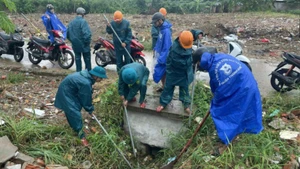 Đà Nẵng tập trung lực lượng, khơi thông cửa thu, mương thoát nước, chủ động ứng phó diễn biến của bão số 1. (Ảnh: HG)
