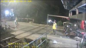 Tai nạn tại đường ngang trên tuyến đường sắt Hà Nội-Thành phố Hồ Chí Minh do xe máy đâm vào dàn chắn.