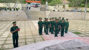 Sáng 27/7, Đồn Biên phòng cửa khẩu cảng An Thới tổ chức Lễ dâng hương, dâng hoa, tham quan, học tập truyền thống tại Khu di tích lịch sử Trại giam tù binh cộng sản Việt Nam/Phú Quốc.
